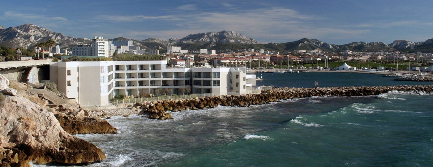 Toma altura en los alrededores de tu hotel en La Corniche de Marsella.