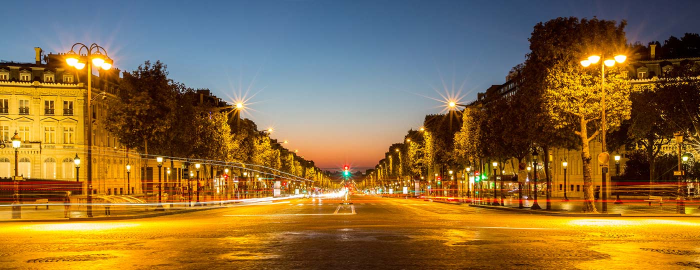 Negozi, caffè e palazzi si affacciano sugli Champs Élysées