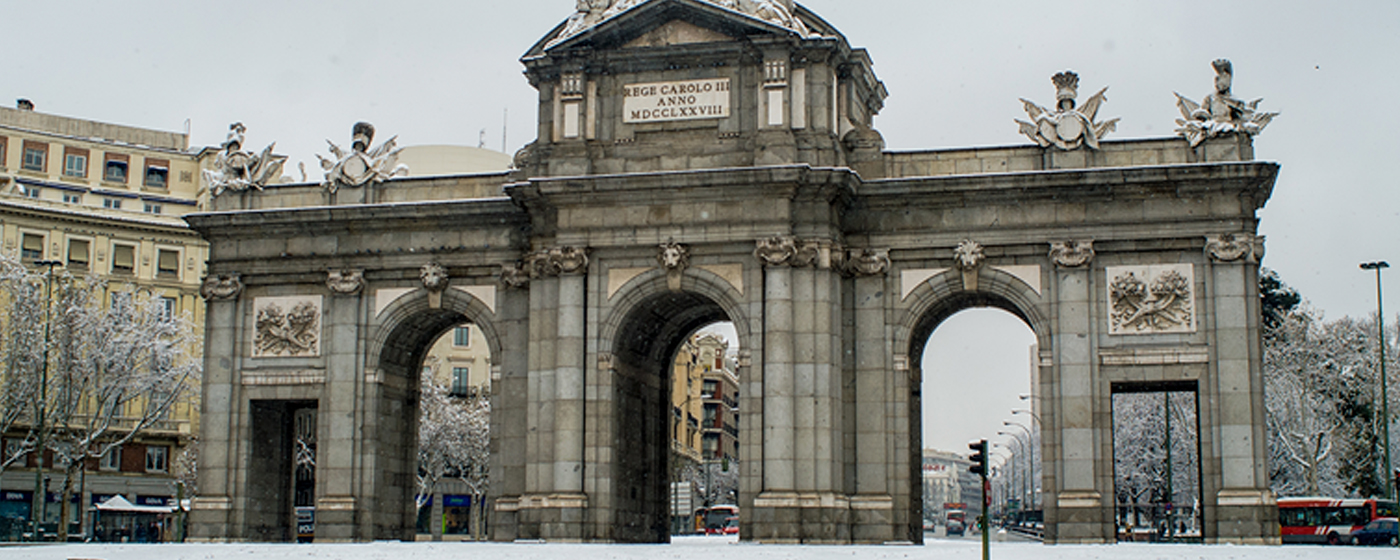 La Puerta de Alcalá nevada, en Madrid